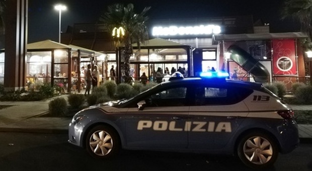 Trieste, giovane ferito dopo lite con un migrante entra al McDonald's e chiede aiuto. È gravissimo