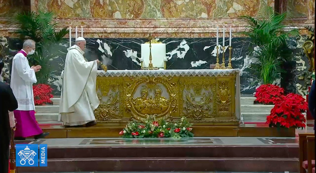 Papa Francesco alla messa di Natale: «Nessuno si perda d'animo nelle prove perché Dio è con noi»