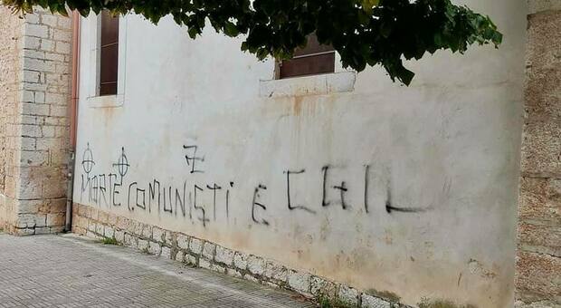 Scritte fasciste contro la Cgil: la scoperta sul muro della chiesa madre a San Marco in Lamis