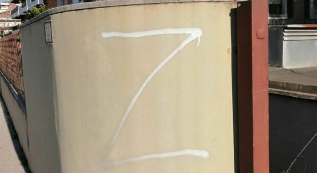 Gorizia choc, una «Z» enorme disegnata sotto la casa di una famiglia ucraina FOTO