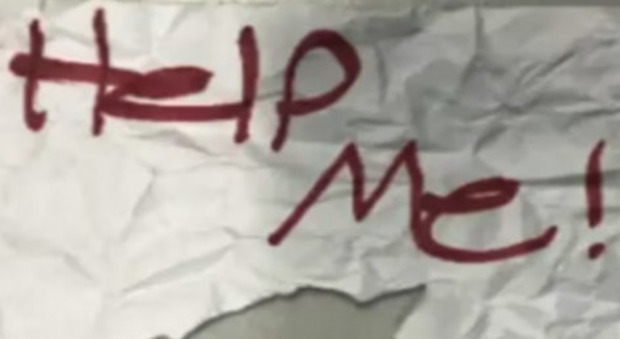 Minorenne minacciata con una pistola, rapita e chiusa in auto: scrive «Help me» su un foglio di carta e si salva