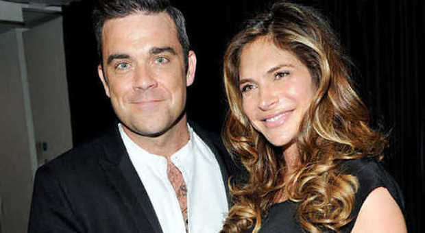 Forti accuse per Robbie Williams e la moglie: "Mi hanno molestata sessualmente"