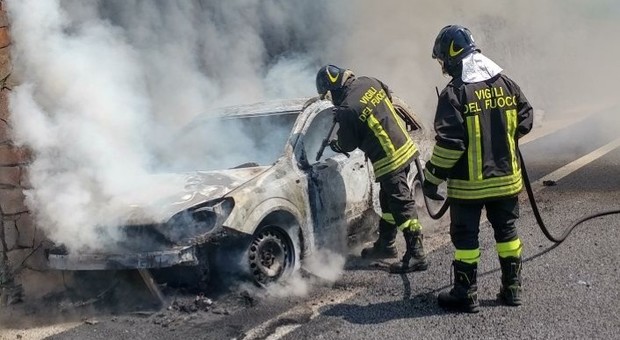 Roma, auto a fuoco sul Gra: l'automobilista salvo per miracolo