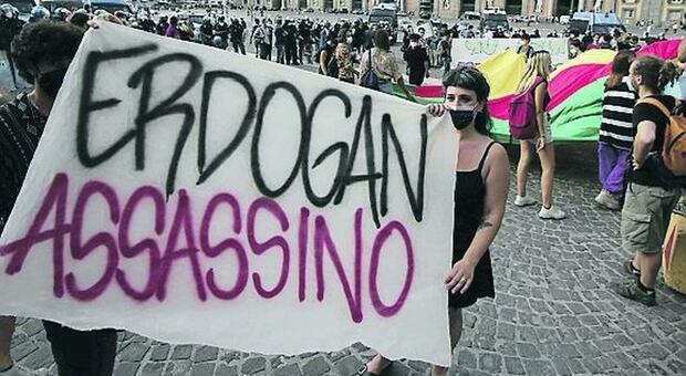 G20 a Napoli, blitz degli attivisti in zona rossa: spunta lo striscione anti Erdogan