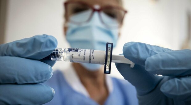 Vaccino, dopo sei mesi si abbassa la protezione: perché serve la terza dose
