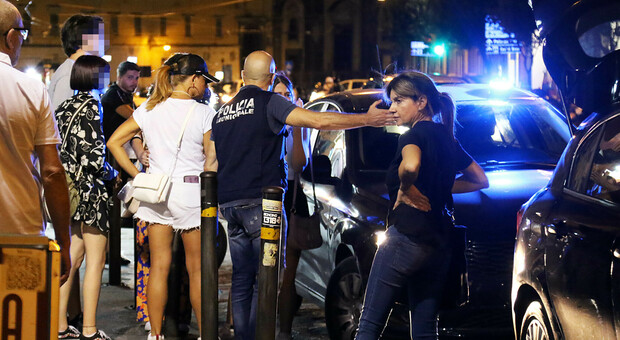 Controlli della polizia al Centro Storico di Napoli