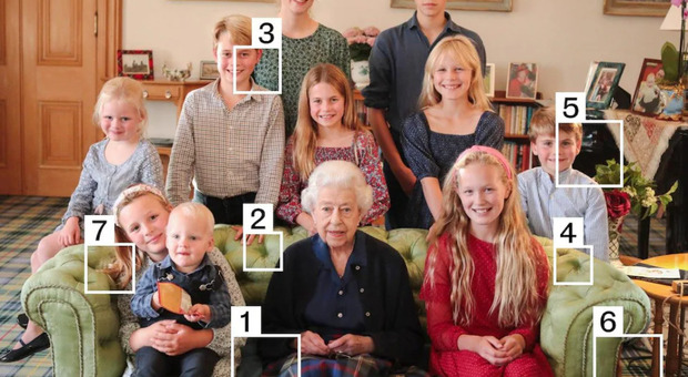 Reali in imbarazzo, ritoccata anche una foto della Regina Elisabetta insieme ai nipoti: lo scatto nel 2022