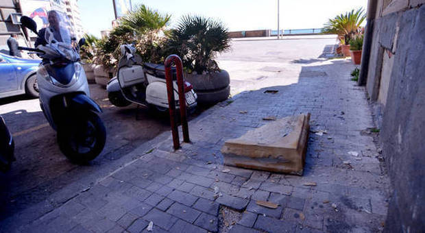 Napoli, due tragedie sfiorate al Lungomare e centro storico: «piovono» pietre | Foto