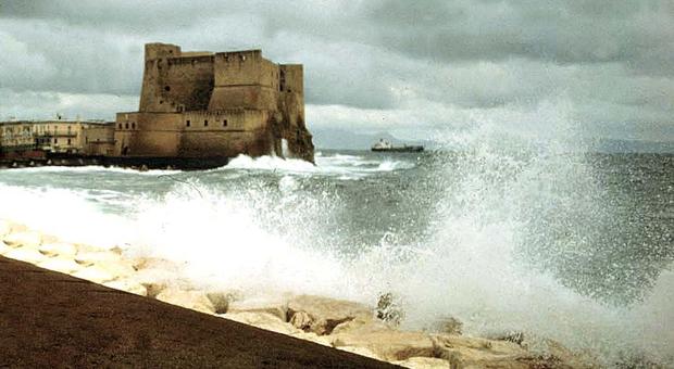 Campania: vento forte e mare agitato, a mezzanotte scatta l'allerta meteo