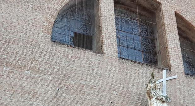 La vetrata della cattedrale in frantumi