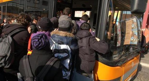 Bus strapieni, studenti e pendolari lasciati a piedi: partono le denunce