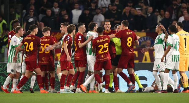 Roma-Sassuolo, il tifo si spacca: «È colpa dell'arbitro», «La squadra è inadeguata». Il retroscena: ecco cosa ha detto Foti a un tifoso