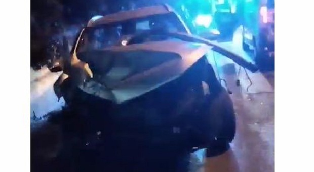 Salento, incidente nella notte: con l'auto contro un palo, grave un 44enne