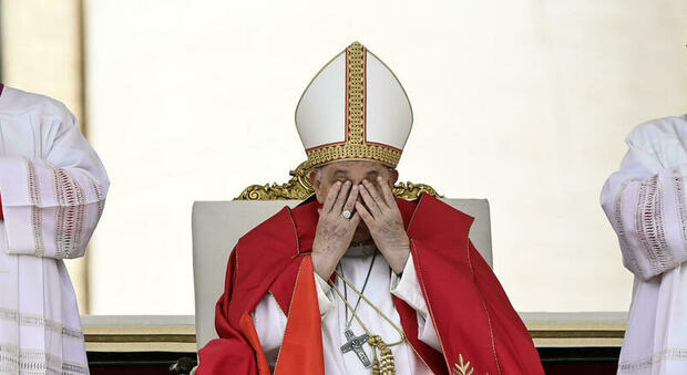 Papa Francesco ha la voce affaticata e non legge l'omelia della Domenica delle Palme. È la prima volta nella storia