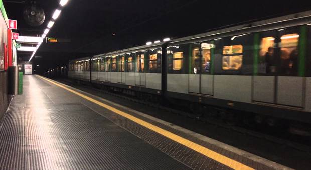 Doppio allarme bomba in metro, interrotte la gialla e la verde. Ma il trolley conteneva solo vestiti