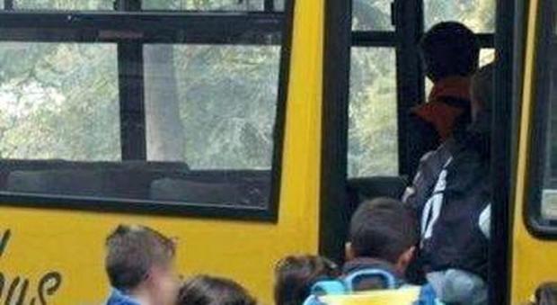 Autista di scuolabus si sente male con i bambini a bordo ma accosta in tempo