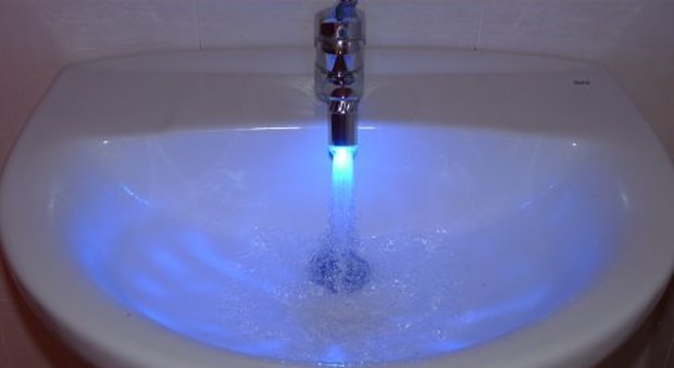Acqua blu dai rubinetti di casa, il Comune: «Non usatela»