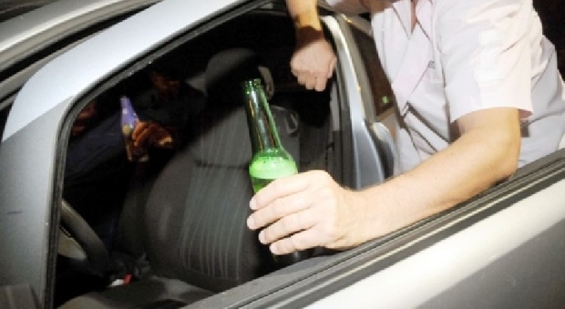 Ubriaco alla guida si schianta contro un taxi e lo fa cappottare