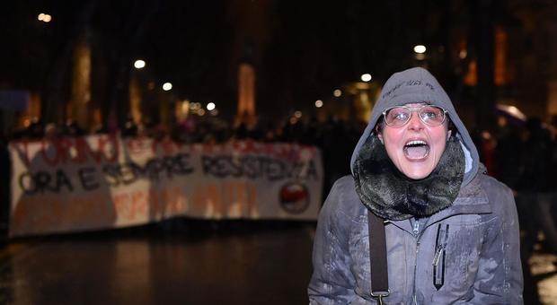 Licenziata l'insegnate che Insultò i poliziotti al corteo contro CasaPound durante gli scontri di Torino