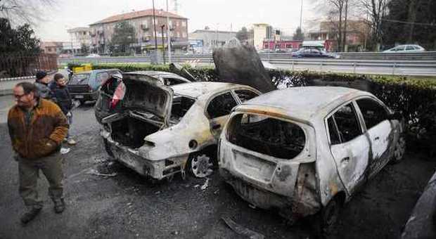 Misterioso rogo di auto a Segrate: bruciate cinque auto vetture parcheggiate in strada