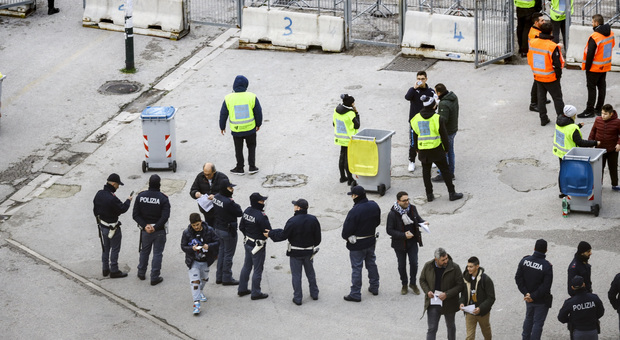Napoli, arrestati 5 ultras con mazze fumogeni e fuochi d'artificio davanti allo stadio San Paolo
