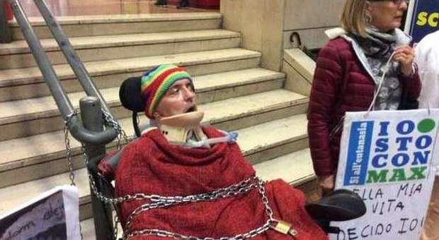 Protesta choc, malato di Sla e paralizzato si fa incatenare in pieno centro