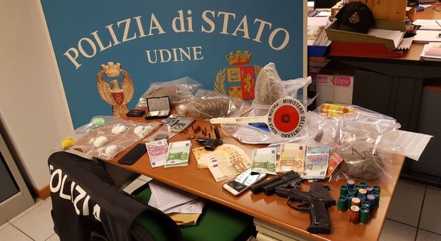 Droga e armi sequestrate dalla polizia di Stato a due fratelli di Udine