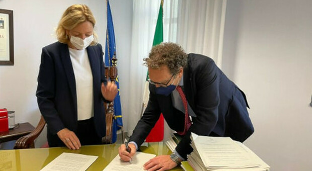 Maria Rosaria Covelli e Stefano Ubertini firmano la convenzione