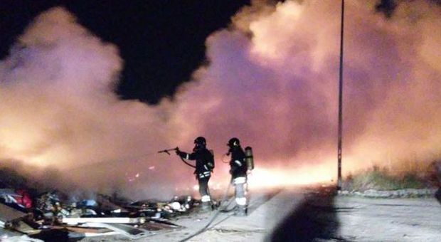 Roma, fiamme al campo rom della Barbuta: a fuoco oli esausti e plastica