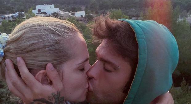Fedez e Chiara Ferragni a Ibiza, ultimo bacio al tramonto prima del matrimonio