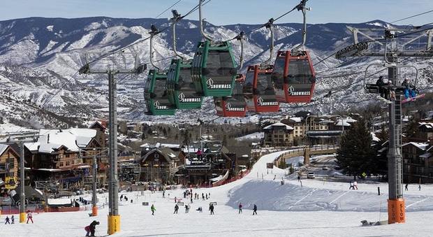 Coronavirus, italiani in fuga dalla Valle D'Aosta: «Vanno a sciare in Francia, code a Chamonix»