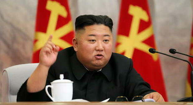 L'ultimo atto dittatoriale del leader nordcoreano Kim Jong-un è quella di vietare la produzione di giacche di pelle. Soltanto lui potrà indossarle
