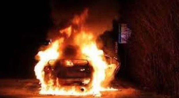 Lamezia Terme, cadavere carbonizzato dentro un'auto in fiamme: scoperta choc