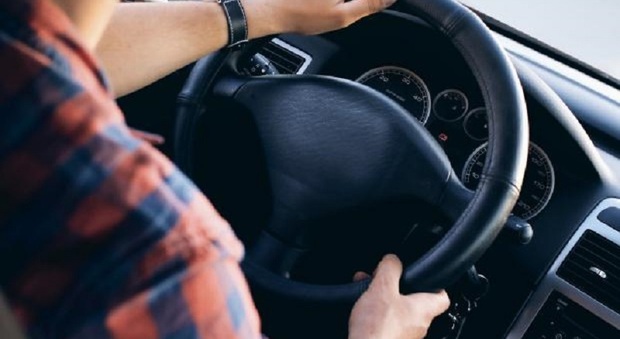 Automobilisti furbetti nel montebellunese: uno alla guida con la patente falsa, l'altro ce l'aveva scaduta dal 2010