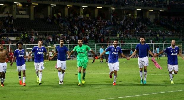 Juve, exploit grazie a un autogol Gabbiadini-Hamsik, 2-0 Napoli