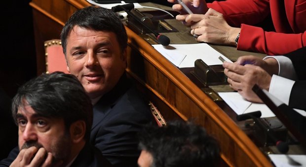 Renzi, esordio al Senato tra selfie e saluti. Poi promette: «Sto zitto due anni»