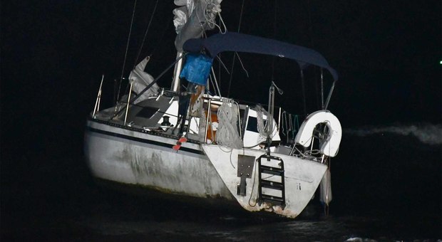 La barca insabbiata a Fiumicino