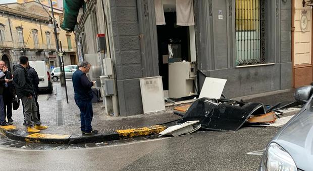 Colpo grosso a Frattamaggiore, camion con la gru per sventrare il bancomat