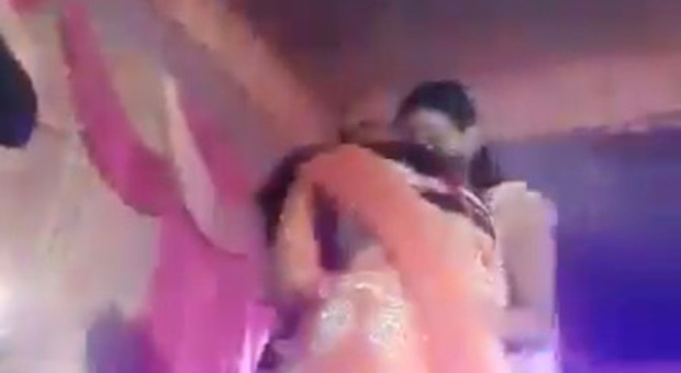 Matrimonio choc: ballerina smette di ballare, gli invitati le sparano in faccia