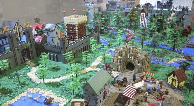 Una composizione Lego in mostra