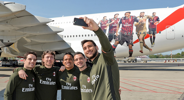 Sorpresa a Malpensa: atterra l'A380 Emirates griffato Milan
