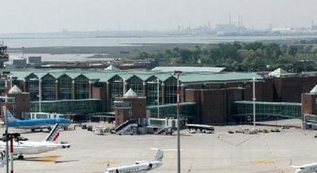 Tenta il suicidio lanciandosi dalle cisterne in aeroporto: 43enne è grave