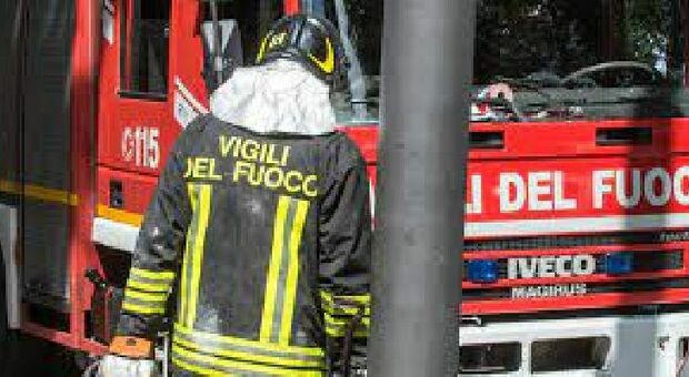 Incendio in un appartamento, due bimbi in fuga dalle fiamme: tragedia sfiorata nel Leccese