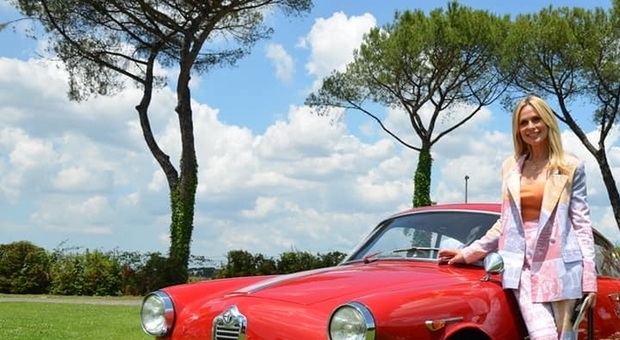 Serena Autieri accanto alla Giulietta Sprint Alfa alla storica manifestazione "Reb Concours"