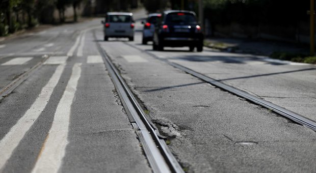 Via Aldrovandi, asfalto sconnesso vicino alle rotaie del tram