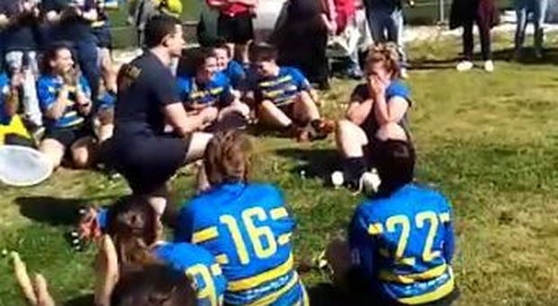 Dopo il match di rugby l'allenatore-tallonatore chiede in sposa il pilone a Pisa: «Mi hai rubato il cuore» Video
