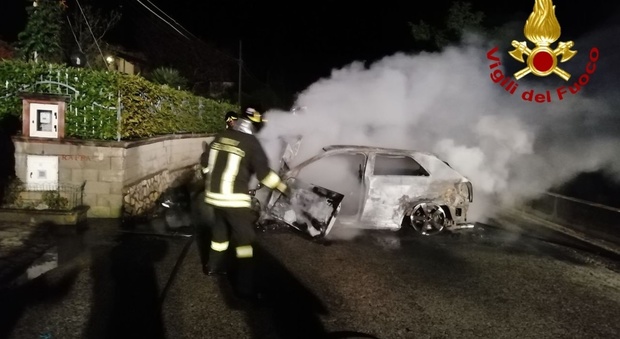 L'auto finisce contro il muro e prende fuoco: coppia ferita