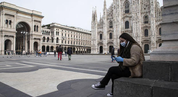 Piazza Duomo a Milano deserta