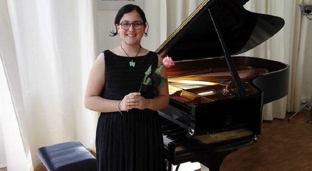A Napoli la giovane star del piano: Carmen Sottile si esibisce al Diana