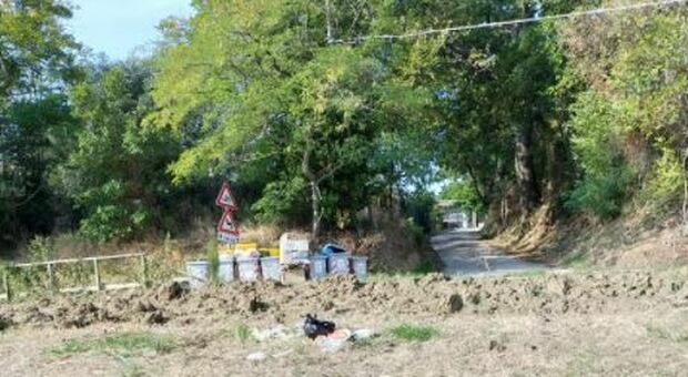 Rifiuti abbandonati in campagna: i residenti s’improvvisano spazzini. Proteste in via Santa Lucia